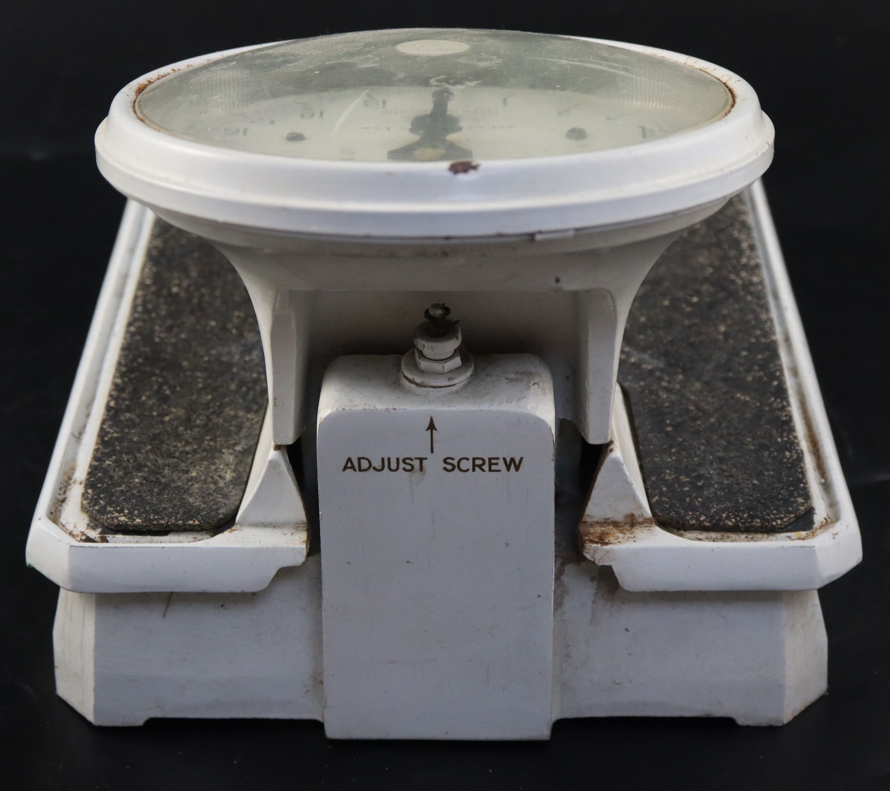 A set of Salter Grosvenor bathroom scales, 31cm height 21cm